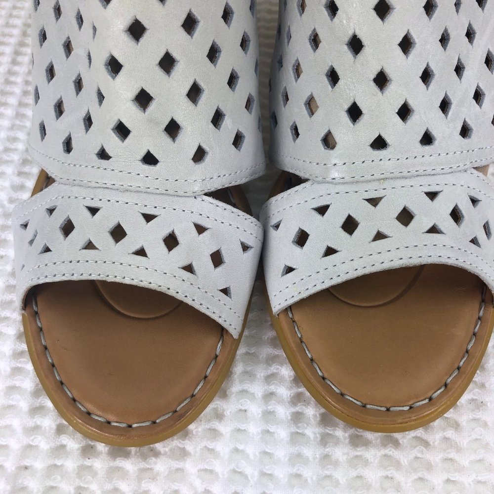 NEW! BORN light gray laser cut leather sandal heels SZ 7 - Picture 3 of 8